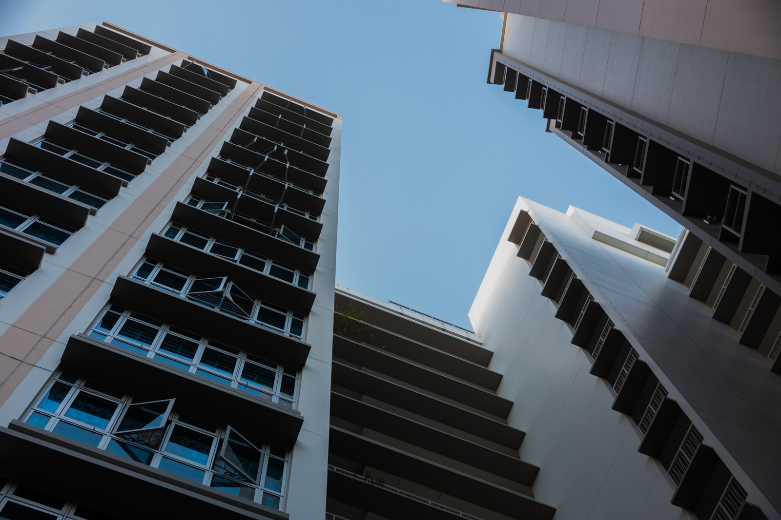 vista-de-angulo-bajo-de-edificios-modernos-contra-un-cielo-despejado Aliveg Consulting